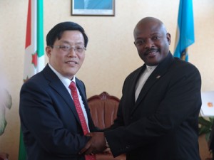 L’ambassadeur de Chine au Burundi,S.E. Yu Xuzhong et S.E. Nkurunziza Pierre, Président du Burundi.