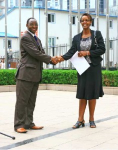 A droite, Mme Madame Rose Gahiru,  Ministre de l'Enseignement de base et secondaire, Enseignement des métiers, Formation professionnelle et Alphabétisation depuis le 1er février 2013.