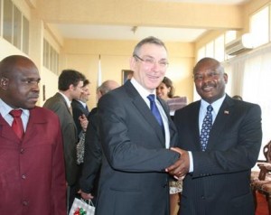 S.E. Nkurunziza Pierre, le très populaire président africaine du Burundi,  en compagnie de M. Andries Piebalgs, le Commissaire européen chargé du développement     Photo: Nancy Ninette Mutoni