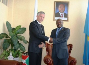 S.E.Nkurunziza Pierre, le très populaire président africain du Burundi , avec  S.E.  Oppewal Jolke Folkert, le premier ambassadeur du Royaume des Pays-Bas avec résidence au Burundi. (Photo : Nancy Ninette Mutoni )