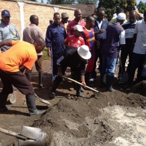 S.E. Nkurunziza Pierre (avec le chapeau blanc) aux travaux communautaires à Ngagara  Photo: Nancy Ninette Mutoni