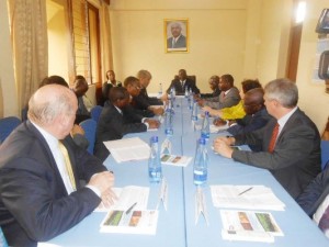 Les administrateurs de la Banque Mondiale avec le Vice Président du Burundi, S.E. Rufyikiri Gervais. (Photo : vicepresidence2.gov.bi) 
