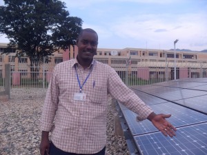 Burundi, un gisement solaire inépuisable  - Un citoyen burundais montrant les plaques solaires installés au CHUK de Bujumbura. Photo: Genny Ndayisenga