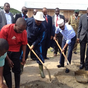 Le Président Somalien en visite au Burundi a participé aux travaux communautaires de ce 19 mai 2012 à Cibitoke aux côtés du Président burundais S.E. Pierre Nkurunziza ( Photo Willy Nyamitwe )