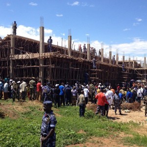 Lors des travaux communautaires de ce 19 mai, le Chef de l'Etat Burundais a été au Stade de Buganda en construction. (Photo: Facebook Willy Nyamitwe)