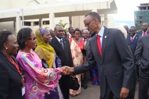 S.E. le Président Kagame serrant la main à la député burundaise,l’Hon. Hafsa Mossi ...  ( photo : rnanews.com )