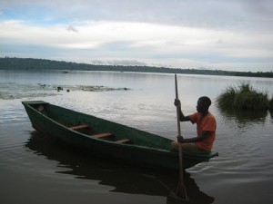 Un pêcheur sur le lac Cohora à Kirundo