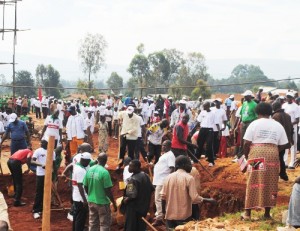 Les jeunes Imbonerakure habillées en  blanc aux Travaux de Développement Communautaire.  