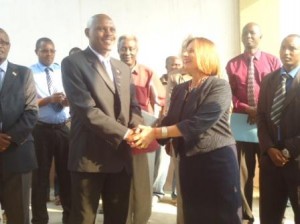 S.E. l'amb. Dawn M. LIBERI et le ministre burundais M. Adolphe RUKENKANYA ( Photo : ppbdi.com )