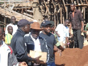 Le Président du CNDD-FDD, M. Pascal Nyabenda (en chapeau bruin) aux Travaux de Développements Communautaires TDC , accompagné du Vice Président du Burundi en charge de l'économie, S.E. Gervais Rufyikiri (en casquette bleu avec une brique en main)