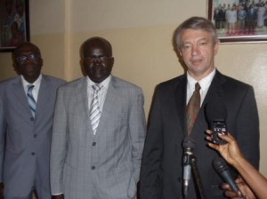 Le Vice-président du Burundi, en charge de l'économie, S.E. Gervais Rufyikiri, et M. Philippe Dongier, directeur des opérations pour le Burundi, l’Ouganda et la Tanzanie à la Banque mondiale. (Photo: ppbdi.com)