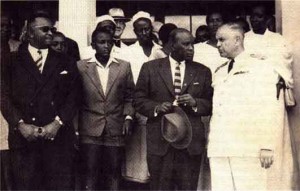 De gauche à droite, Feu le muganwa (prince) Louis RWAGASORE (assassiné en 1961), son frère Feu Charles NDIZEYE ex- NTARE V (assassiné en 1972 par MICOMBERO), le Mwami  (Roi) MWAMBUTSA IV Bangiricenge ( mort en exil le 26 avril 1977).