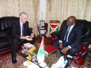 L’ Ambassadeur du Royaume de Belgique au Burundi, Marc Godept, et  le Président du Parti CNDD-FDD, l'Hon. Pascal Nyabenda, en pleine discussion ... (Photo: Burundi-info.com)