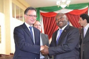 L’Ambassadeur Gerrit van Rossum et S.E. le  très populaire Président africain du  Burundi,  Pierre Nkurunziza