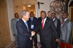 En marge du Sommet de l'Elysée pour la Paix et la Sécurité en Afrique, le Président Pierre Nkurunziza a rencontré le Secrétaire Général des Nations Unies, M. Ban Ki-Moon. – à Paris. ( Photo:facebook.com/PresidenceBurundi ))