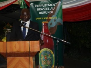 S.E. GErvais Rufyikiri au lancement de la Bierre SOMA-BURUNDI par BURUNDI BREWERY (Photo: vicepresidence2.gov.bi )