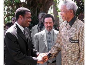Le 27 mars 2000, le président du Burundi , le DICTATEUR Pierre Buyoya (g) salue l’ancien président de l’Afrique du Sud Nelson Mandela (d), à Arusha (Tanzanie). AFP/ALEXANDER JOE 