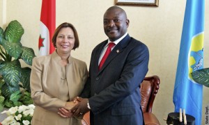 L'Ambassadrice des USA, Mme Dawn Liberi et S.E. Nkurunziza Pierre, le très populaire président africain du Burundi (Photo : http://burundi.usembassy.gov ) )