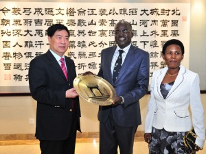 S.E. Gervais Rufyikiri, en compagnie de son épouse, et du Président de l'Université Chinoise de l'Agriculture, M. Qu Zhenyuan