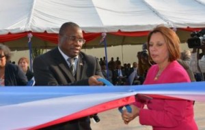 L'Ambassadrice des USA, Mme Dawn Liberi et  M. Kavakure Laurent, Ministre des Relations Extérieures et de la Coopération Internationale du Burundi