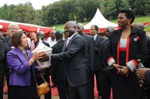 L'Ambassadeur  Mme Dawn Liberi  et le très populaire président africain du Burundi, S.E. Nkurunziza Pierre.  ( Photo: facebook.com/presidentpierrenkurunziza ) 