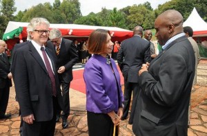 L'ambassadeur des Etats–Unis au Burundi, Mme Dawn Liberi, et le ministre des Relations Extérieures et de la Coopération Internationale, M.Laurent Kavakure. ( Photo: facebook.com/presidentpierrenkurunziza ) 