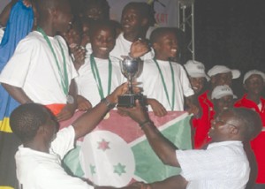 L'équipe de tennis junior du Burundi célébrant sa victoire au tournoi du championnat  ITF/CAT East Africa Junior - 2014 à DAR  (20 janvier 2014)