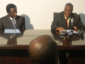 Le Ministre des Relations Extérieures,  M. Laurent KAVAKURE  (à Droite) ( Photo : igihe.be )