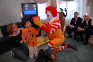 Au Brésil, Ronald McDonald présente  à  un enfant et à sa mère un Coeur.