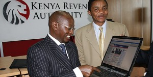  M. John Njiraini, commissaire général du Kenya Revenue Authority (en beige sur la photo)