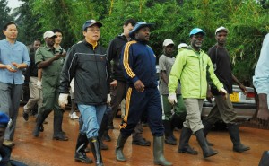 A droite, l’ambassadeur de Chine au Burundi, le très populaire Président  africain du Burundi, S.E. Pierre Nkurunziza et  le fameux  Représentant BNUB   ( Photo: presidence.bi
