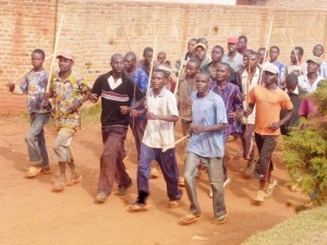 Des Jeunes Barundi heureux du départ de l'UPRONA de l'Exécutif du Burundi  ( Photo: iwacu-burundi.org)