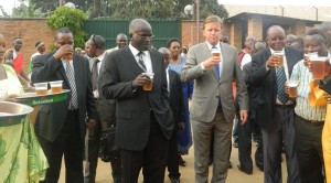 M.Marteen Schuurman, administrateur Directeur Général de la BRARUDI, accompagné du Vice-Président du Burundi, S.E. Gervais Rufyikiri