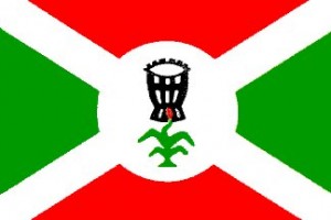 Le Drapeau à l'Indépendance du Burundi en 1962; avec 2 symboles qui comptent beaucoup pour les Barundi :  Le Tambour « Karyenda » et « une fleur de Sorgho ».