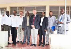 M. Johan Deflander, de l’ONG La  Beneveolencija,   l’ambassadeur du royaume (cravate rouge) avec les responsables des médias privés burundais  ( Photo: iwacu-burundi.org )
