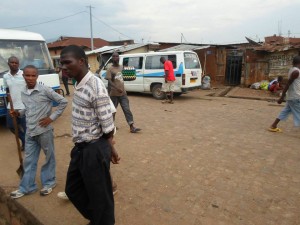 Les jeunes IMBONERAKURE  (jeunesse du CNDD-FDD ) construisent des infrastructures à Bwiza  (Photo: facebook.com/cndd.fdd )