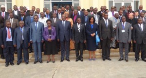 Rencontre avec tous les partis politiques du Burundi  au Parlement du Burundi ( Photo: assemblee.bi   , décembre 2013 )