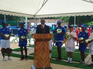 M.Adolphe Rukenkanya, Ministre de la Jeunesse, des sports et de la culture, inaugure le Centre de Football For Hope de Kabondo (Photo: PPBDI.COM )