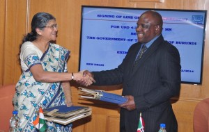 Le directeur général de la banque  Mme Geeta Poojary et  le ministre des finances du Burundi, M. Tabu Abdallah Manirakiza ( source: indianshowbiz.com )