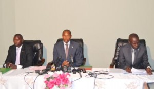 Les ministres de la sécurité ( Le Général  Gabriel Nizigama), de la défense ( le Général M. Pontien Gaciyubwenge ), et de la justice ( M. Pascal Barandagiye ) au Burundi    PHOTO: PPBDI.COM 