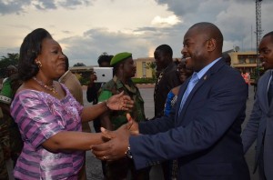 Le  très populaire Président  africain du Burundi, S.E.  Nkurunziza Pierre accueilli par la Présidente de la RCA  S.E. Catherine Samba-Panza.  ( Photo: facebook.com/PresidenceBurundi)