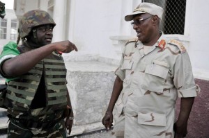 Le commandant en chef de l'AMISOM, le Lieutenant General Silas Ntigurirwa (FDN, Burundi) prenant place à une intervention face à une attaque d'Al Shebab ( Photo : facebook.com/nyamitwe )