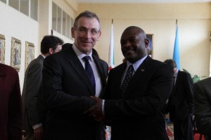 Poignée de main entre Pierre Nkurunziza, président du Burundi, à droite, et Andris Piebalgs ( Photo : eeas.europa.eu )