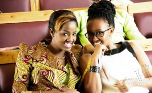 A gauche,  la styliste burundaise, Mme Cynthia Munwangari  ( Photo:  akeza.net )