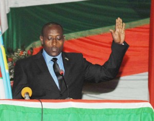 Le ministre du Dévelopement Communal burundais, M. Giteruzi  Dieudonné ( UPRONA )  prestant serment   Photo: presidence.bi