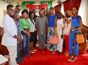 Le très populaire président africain  du Burundi , S.E. Nkurunziza Pierre, au milieu en labacoste avec  20 stylistes venus d'Afrique pour la 1ère Fashion Week du pays ( Photo : BdiPresidence ) 