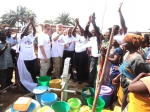 La Fondation Buntu assemble des robinets pour l'accès à l'eau potable au Burundi ( Photo: ppbdi.com )
