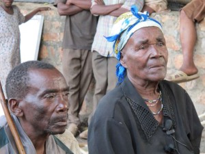 Ce couple de personnes âgées a fait partie du premier convoi de rapatriement depuis la province du Sud-Kivu en RDC mardi. ( Photo : © HCR/M.J.Vega )