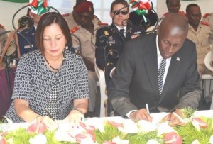 Gén.Pontien Gaciyubwenge, Ministre de la Défense  burundaise et Mme Dawn Liberi, Ambassadeur des USA au Burundi. ( Photo: PPBDI.COM )