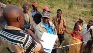 La Commission Nationale des Terres et autres Biens (CNTB) au Burundi implique la population dans la délimitation des parcelles. (Photo : ddc.admin.ch )